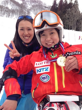 山森さんと村岡選手。「ジャパンパラアルペンスキー大会」でのメダル!