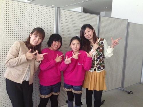 （右から）Pearlさん、ちほちゃん、るなちゃんと「イチゴロック」の決めポーズ！！